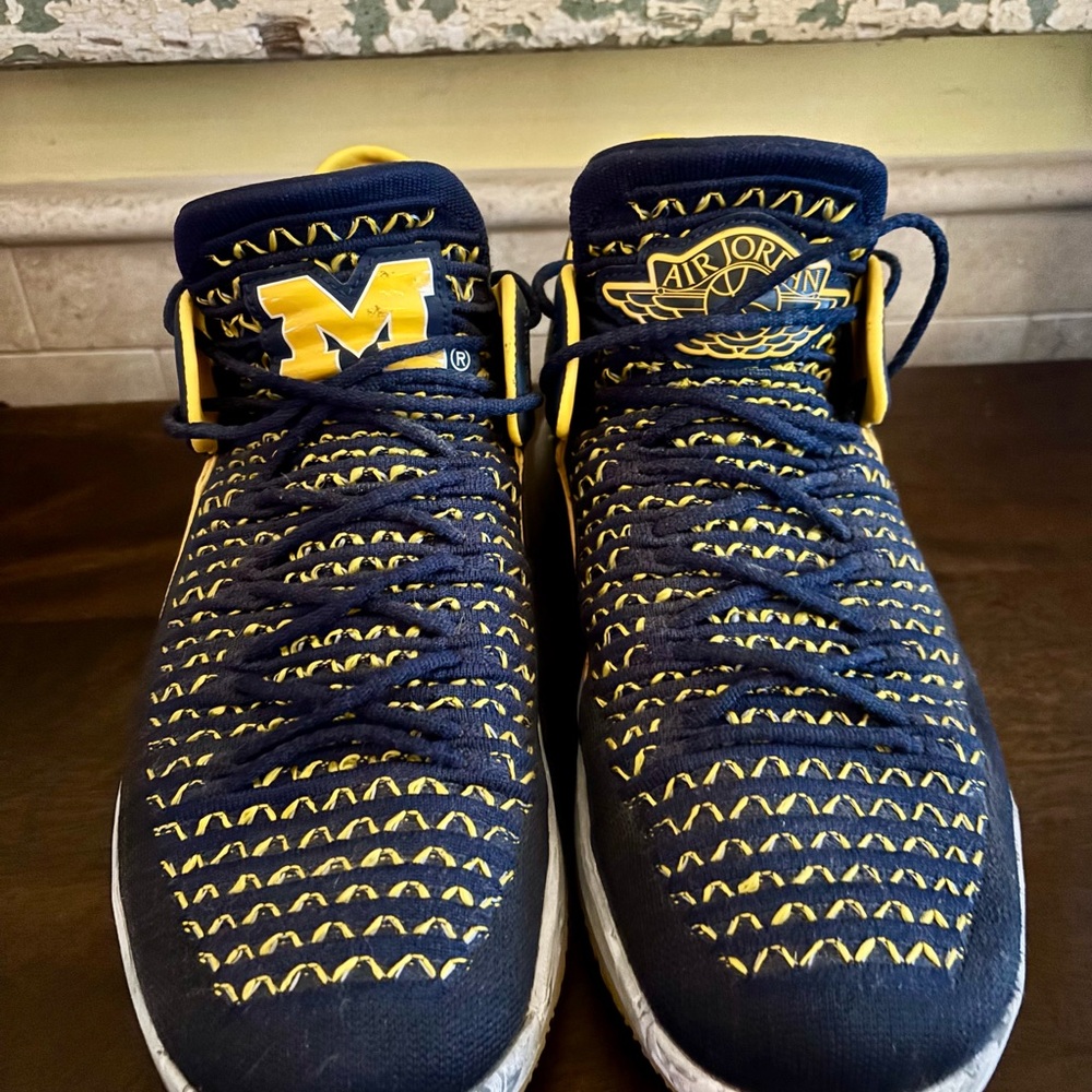 Like NEW! JORDAN 32 LOW 'MICHIGANWOLVERINES' - Picture 2 of 6